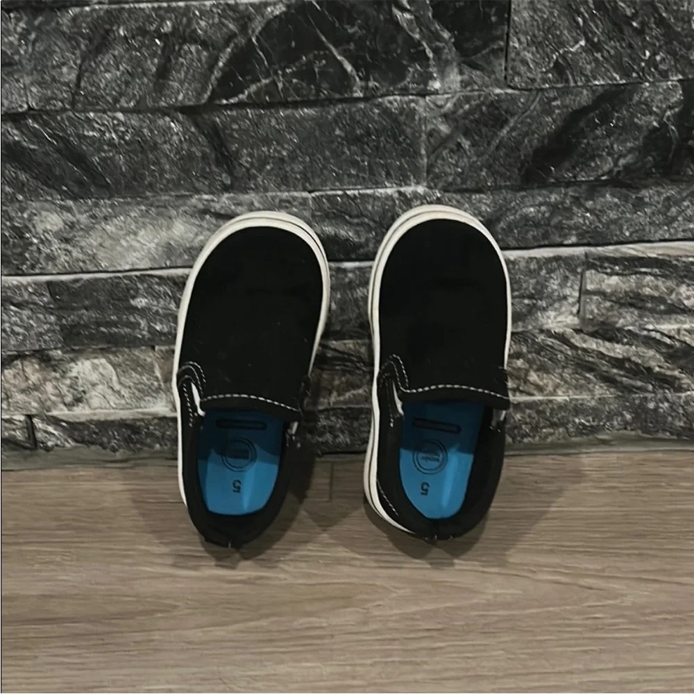 Wonder Nation Black and White Slip-On Sneakers Size 5‎